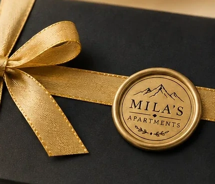 Детайл от златния печат Mila’s Apartments върху подаръчната кутия